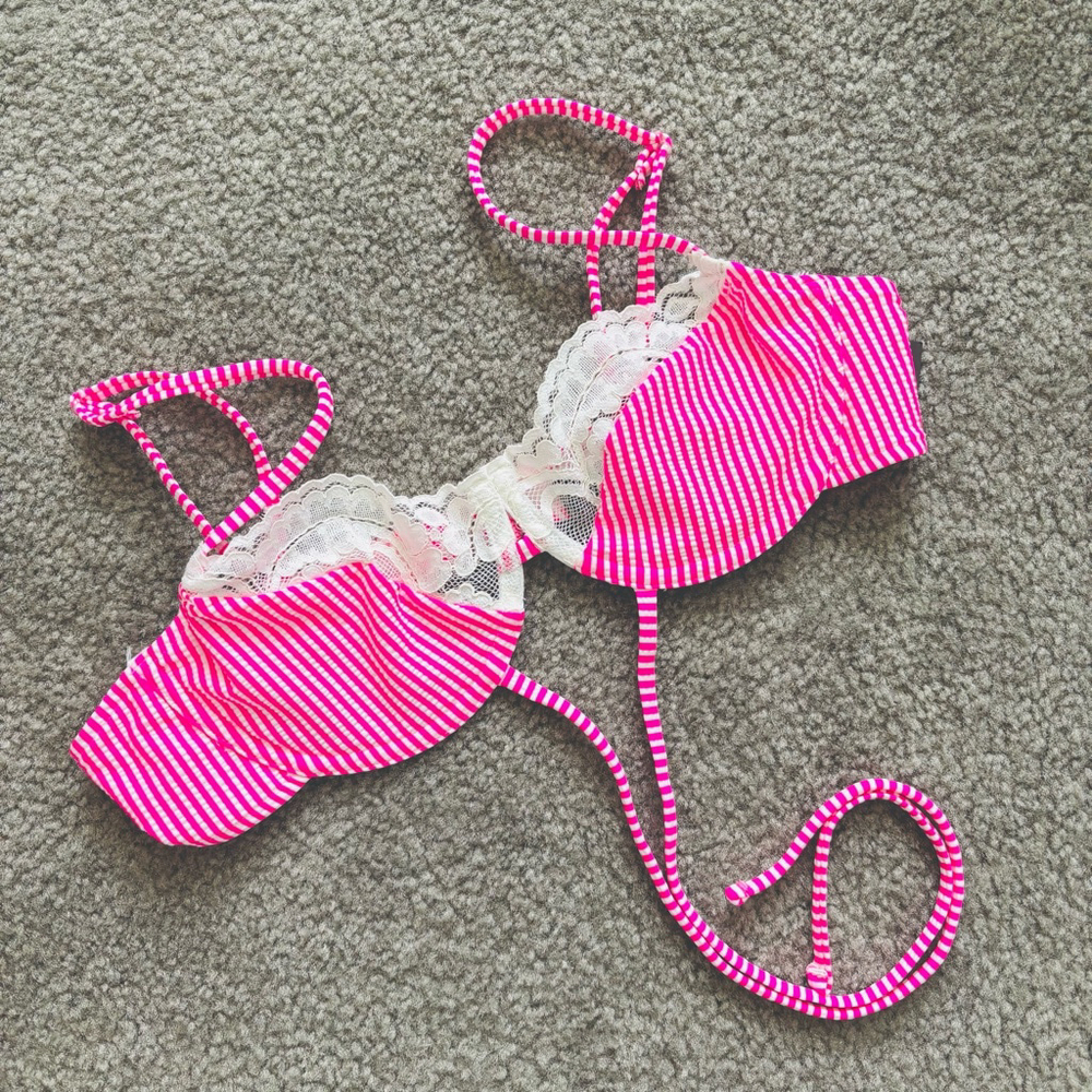 NWT PRETTY LITTLE THING PINK TEXTURED STRIPE UNDERWIRED BIKINI TOP 

$16.00
$